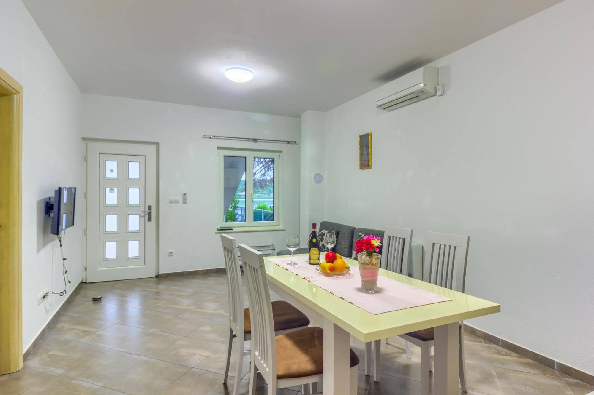 Apartmani Mato Pirovac Exterior photo